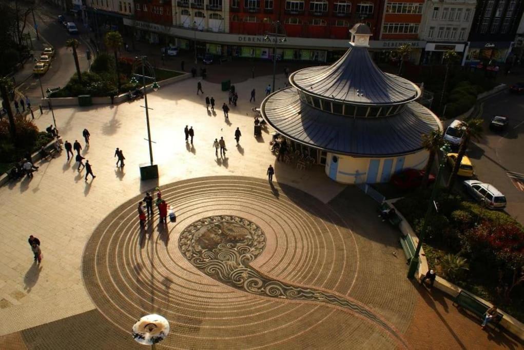 Bournecoast - Stylish Flat With Balcony - Sea Glimpses - 10 Min Walk To Beach - Parking - Wifi - Fm8405 Bornemouth Extérieur photo