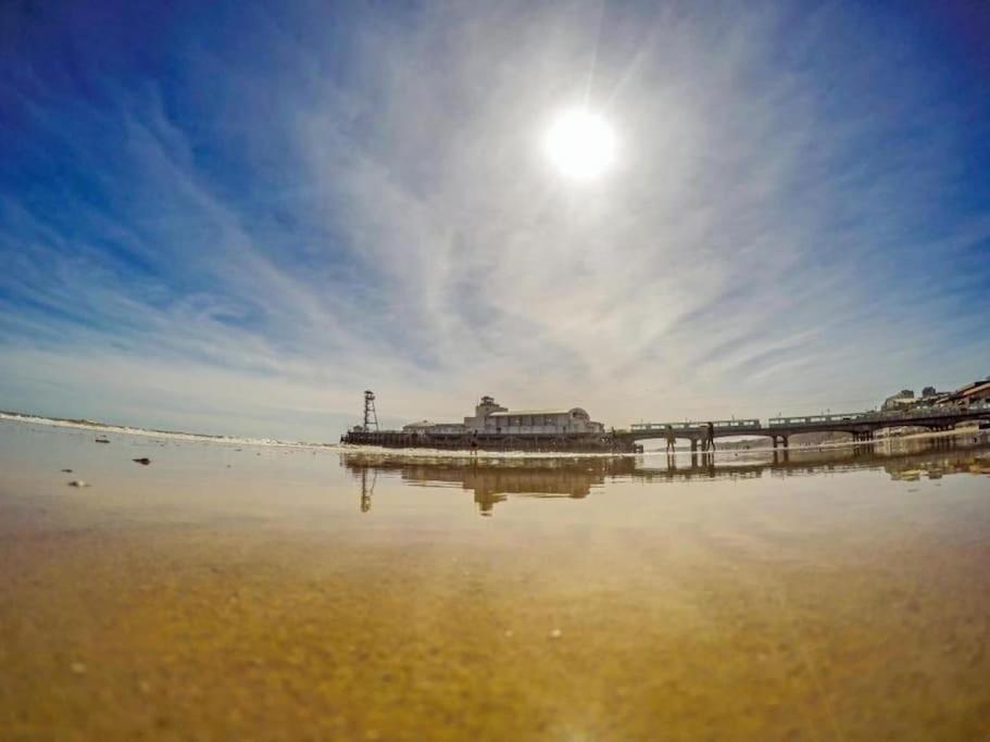 Bournecoast - Stylish Flat With Balcony - Sea Glimpses - 10 Min Walk To Beach - Parking - Wifi - Fm8405 Bornemouth Extérieur photo