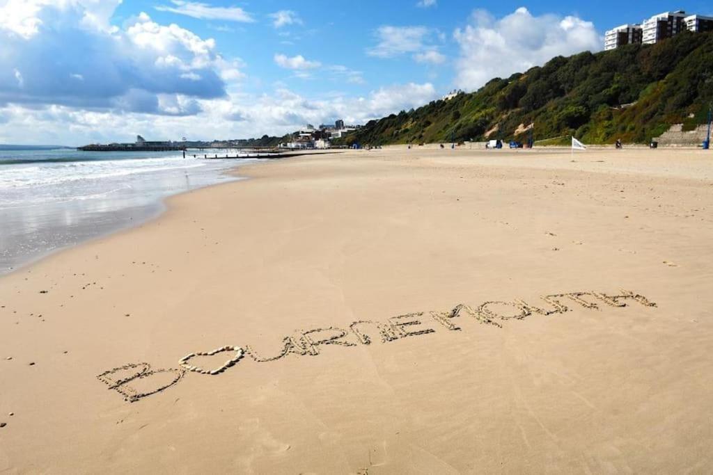 Bournecoast - Stylish Flat With Balcony - Sea Glimpses - 10 Min Walk To Beach - Parking - Wifi - Fm8405 Bornemouth Extérieur photo