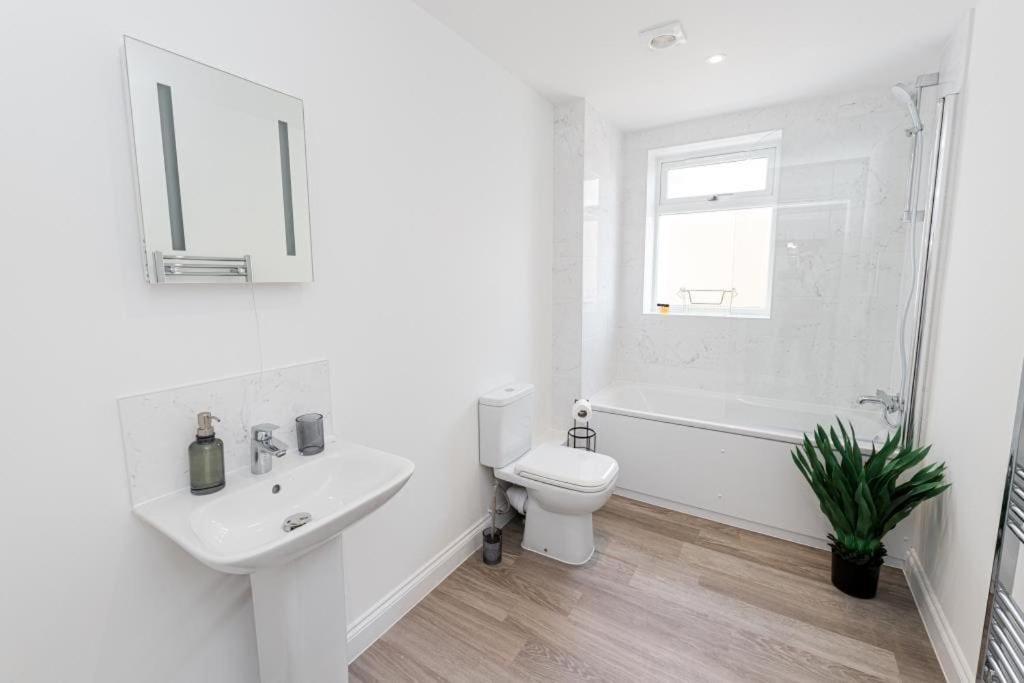 Bournecoast - Stylish Flat With Balcony - Sea Glimpses - 10 Min Walk To Beach - Parking - Wifi - Fm8405 Bornemouth Extérieur photo