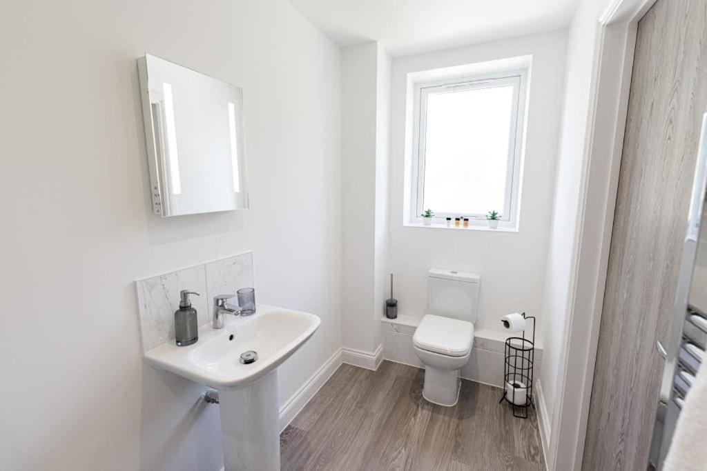 Bournecoast - Stylish Flat With Balcony - Sea Glimpses - 10 Min Walk To Beach - Parking - Wifi - Fm8405 Bornemouth Extérieur photo