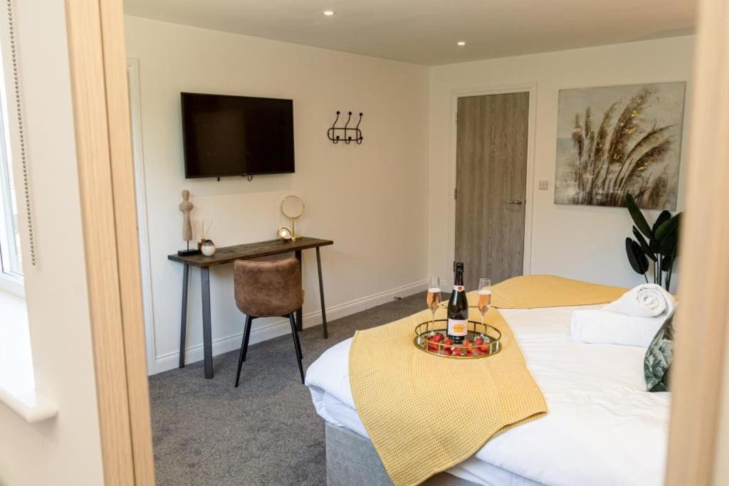 Bournecoast - Stylish Flat With Balcony - Sea Glimpses - 10 Min Walk To Beach - Parking - Wifi - Fm8405 Bornemouth Extérieur photo