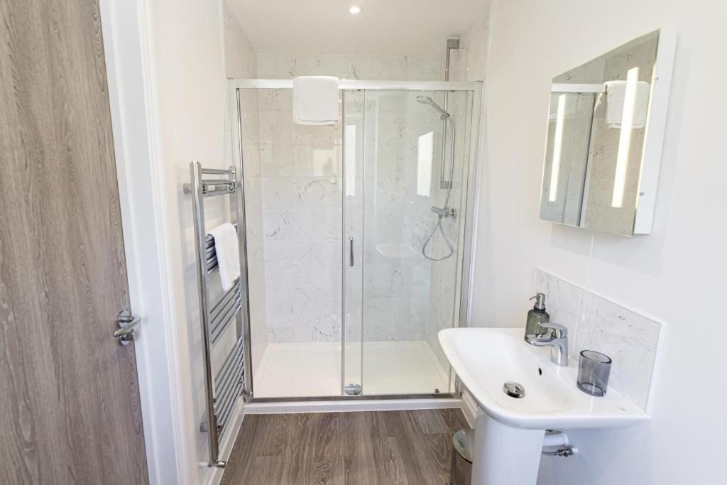Bournecoast - Stylish Flat With Balcony - Sea Glimpses - 10 Min Walk To Beach - Parking - Wifi - Fm8405 Bornemouth Extérieur photo