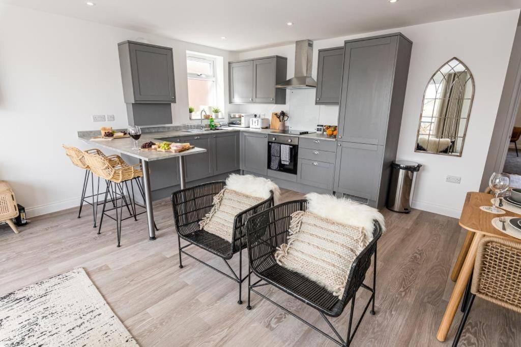 Bournecoast - Stylish Flat With Balcony - Sea Glimpses - 10 Min Walk To Beach - Parking - Wifi - Fm8405 Bornemouth Extérieur photo