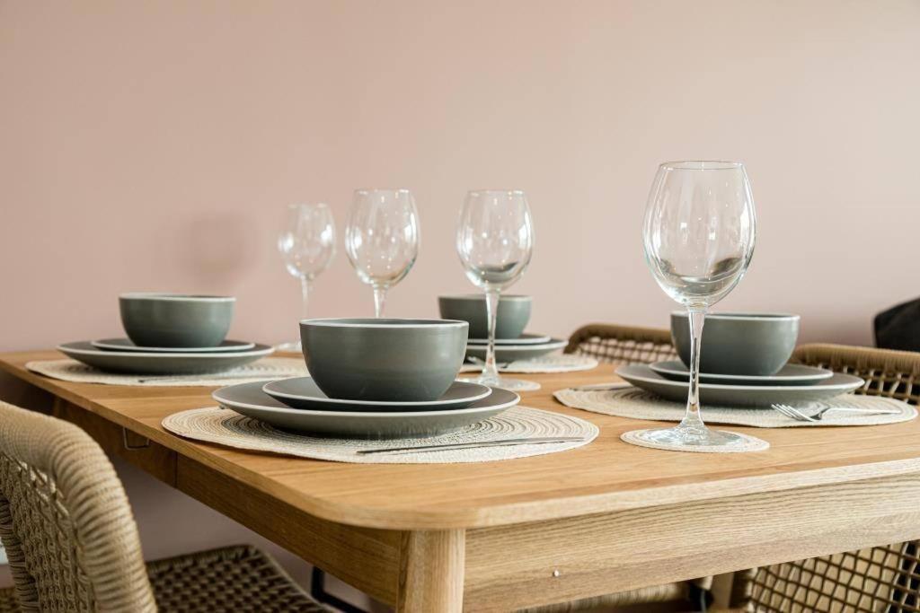 Bournecoast - Stylish Flat With Balcony - Sea Glimpses - 10 Min Walk To Beach - Parking - Wifi - Fm8405 Bornemouth Extérieur photo