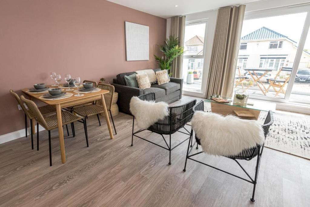 Bournecoast - Stylish Flat With Balcony - Sea Glimpses - 10 Min Walk To Beach - Parking - Wifi - Fm8405 Bornemouth Extérieur photo
