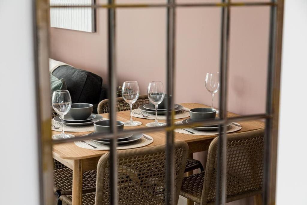 Bournecoast - Stylish Flat With Balcony - Sea Glimpses - 10 Min Walk To Beach - Parking - Wifi - Fm8405 Bornemouth Extérieur photo