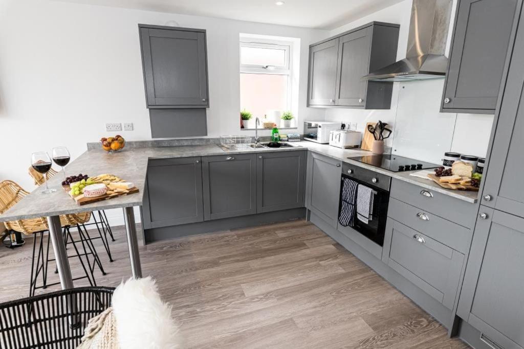 Bournecoast - Stylish Flat With Balcony - Sea Glimpses - 10 Min Walk To Beach - Parking - Wifi - Fm8405 Bornemouth Extérieur photo